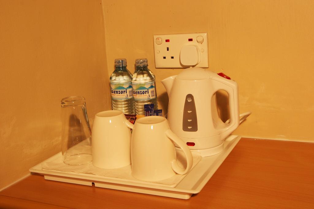 Metropole Hotel Kampala Bagian luar foto