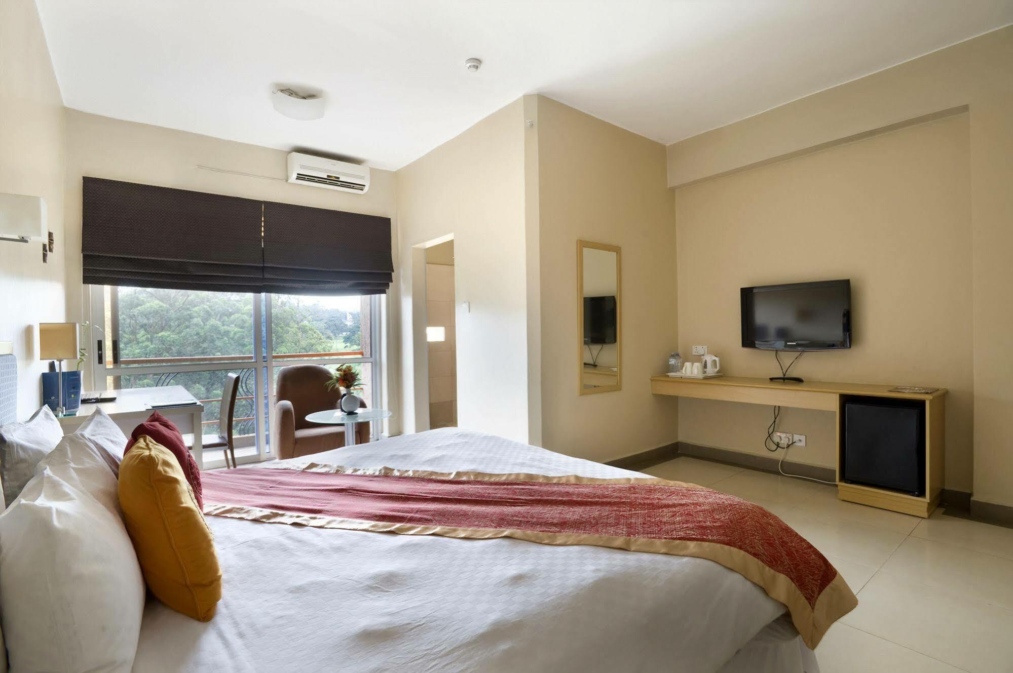 Metropole Hotel Kampala Bagian luar foto
