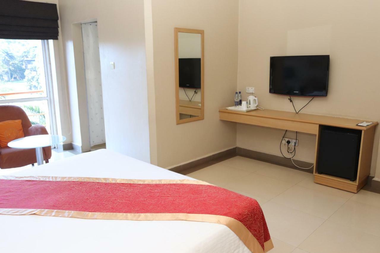 Metropole Hotel Kampala Bagian luar foto